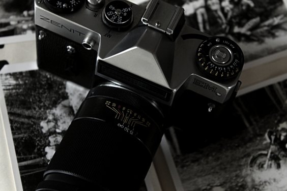 Fotoaparát Zenit vyfocený na albu černobílých fotografií